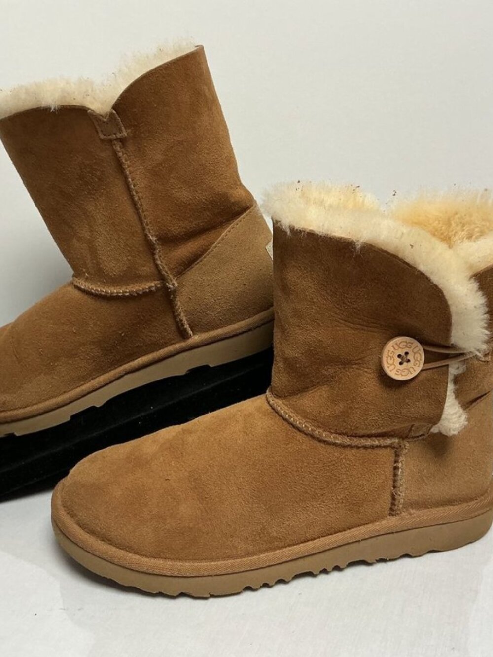 UGG Bailey Button Boots Chestnut Sheepskin Fur Lined Women 6